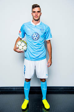 Malmö FF presenterar Egzon Binaku som ny spelare, här