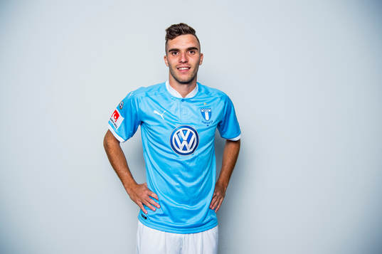 Malmö FF presenterar Egzon Binaku som ny spelare, här