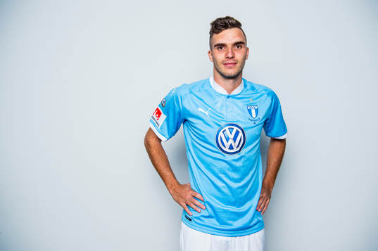 Malmö FF presenterar Egzon Binaku som ny spelare, här