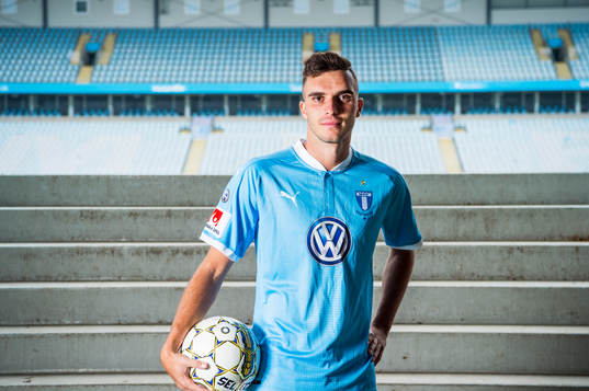 Malmö FF presenterar Egzon Binaku som ny spelare, här