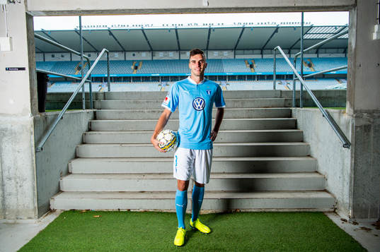 Malmö FF presenterar Egzon Binaku som ny spelare, här