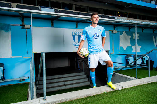 Malmö FF presenterar Egzon Binaku som ny spelare, här