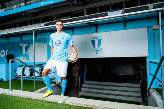 Malmö FF presenterar Egzon Binaku som ny spelare, här
