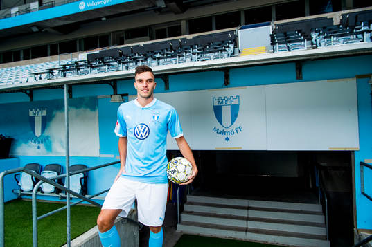 Malmö FF presenterar Egzon Binaku som ny spelare, här