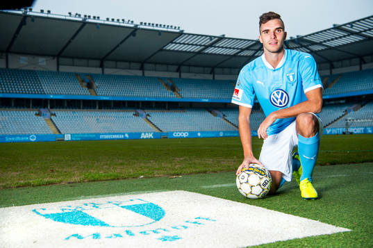 Malmö FF presenterar Egzon Binaku som ny spelare, här