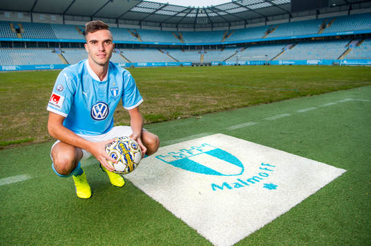 Malmö FF presenterar Egzon Binaku som ny spelare, här