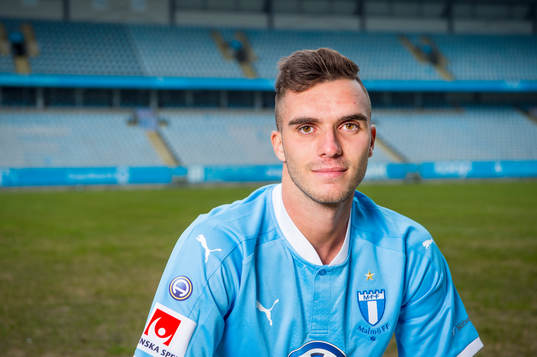 Malmö FF presenterar Egzon Binaku som ny spelare, här