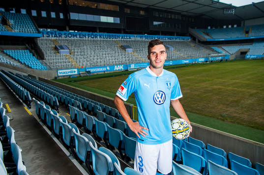 Malmö FF presenterar Egzon Binaku som ny spelare, här