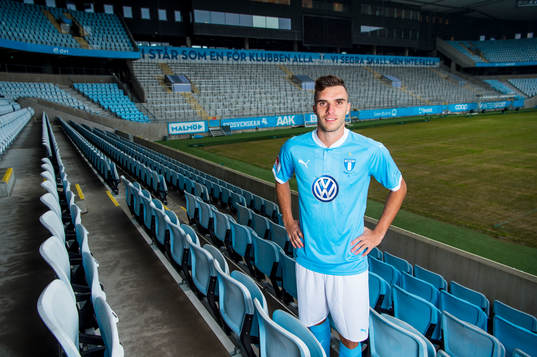 Malmö FF presenterar Egzon Binaku som ny spelare, här