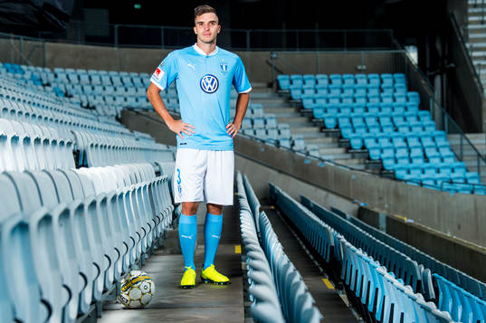 Malmö FF presenterar Egzon Binaku som ny spelare, här