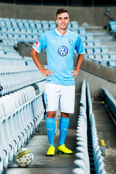Malmö FF presenterar Egzon Binaku som ny spelare, här