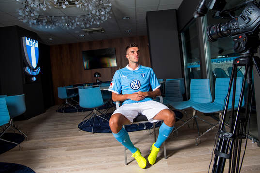 Malmö FF presenterar Egzon Binaku som ny spelare, här