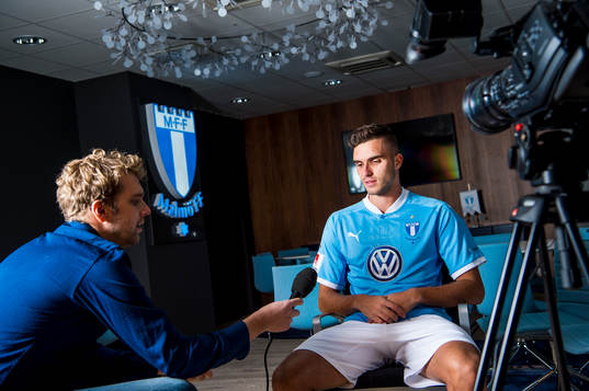 Malmö FF presenterar Egzon Binaku som ny spelare, här