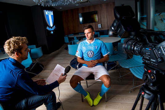 Malmö FF presenterar Egzon Binaku som ny spelare, här