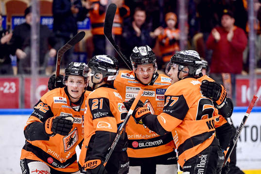 Karlskronas Henrik Törnqvist jublar med lagkamrater