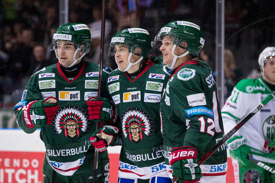 Frölundas Joel Mustonen jublar ihop med Ponthus Westerholm