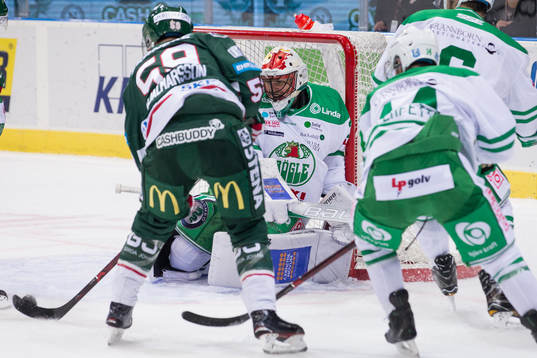 Frölundas Simon Hjalmarsson med en chans framför Rögles