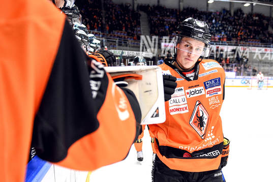 Karlskronas Henrik Törnqvist jublar