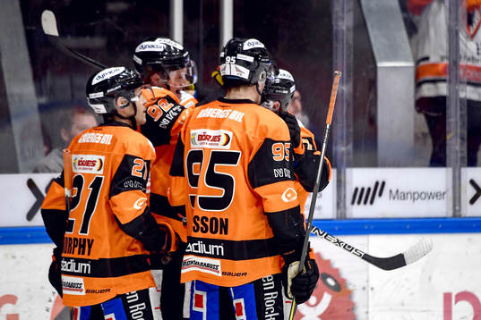 Karlskronas Henrik Törnqvist jublar med lagkamrater