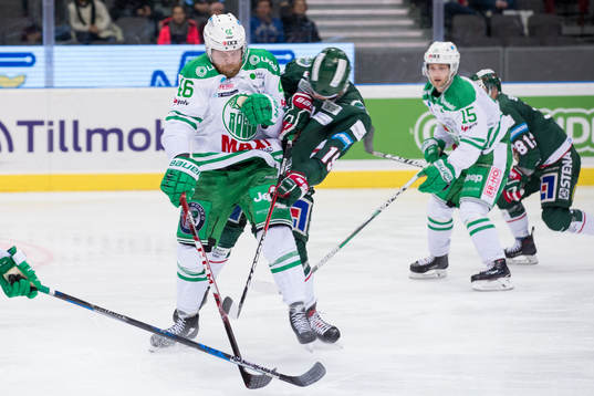 Rögles Janne Jalasvaara  tacklar Frölundas Matt Donovan