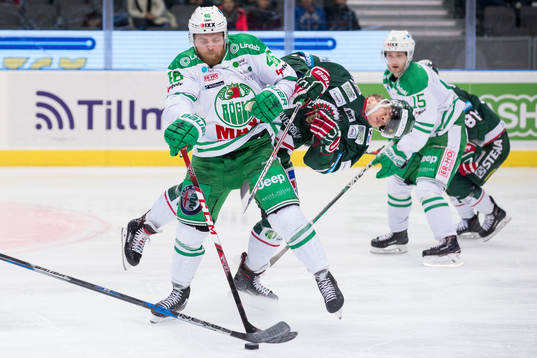 Rögles Janne Jalasvaara  tacklar Frölundas Matt Donovan