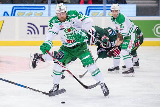 Rögles Janne Jalasvaara  tacklar Frölundas Matt Donovan