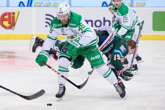 Rögles Janne Jalasvaara  tacklar Frölundas Matt Donovan