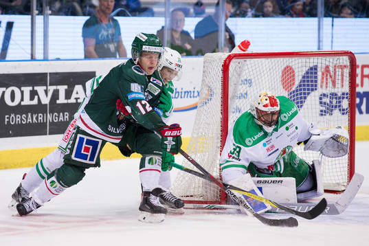 Frölundas Max Friberg bryter in framför Rögles målvakt