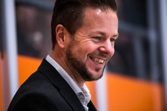Karlskronas assisterande tränare Mikael Aaro jublar