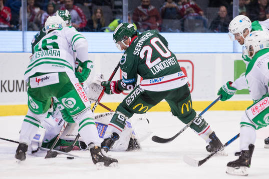 Frölundas Joel Lundqvist med en chans framför Rögles