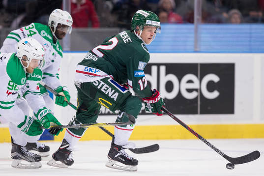 Frölundas Max Friberg före Rögles Ted Brithén