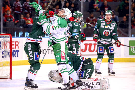 Frölundas Adam Almqvist och Rögles Melvin Karlsson i ett