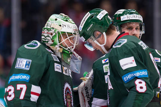 Frölundas målvakt Johan Gustafsson jublar ihop med John
