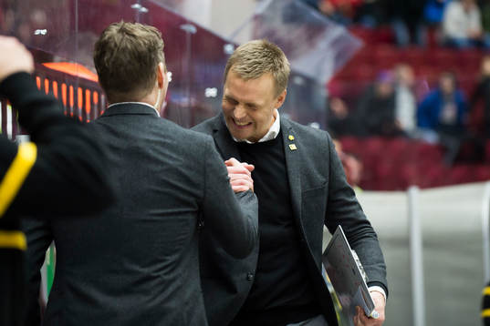 Skellefteås tränare Bert Robertsson jublar