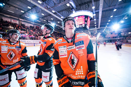 Karlskronas Henrik Törnqvist  jublar  ishockeymatchen i