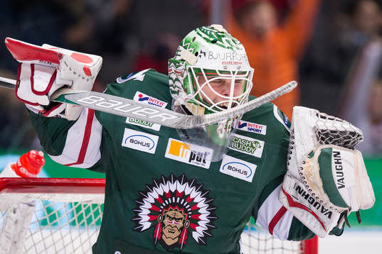 Frölundas målvakt Johan Gustafsson jublar