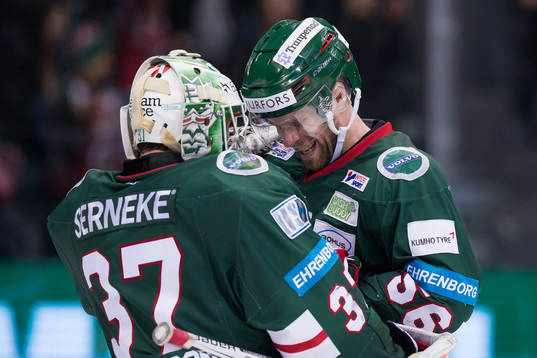 Frölundas målvakt Johan Gustafsson jublar ihop med