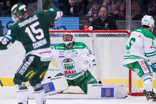 Frölundas Matt Donovan jublar och Rögles målvakt Justin
