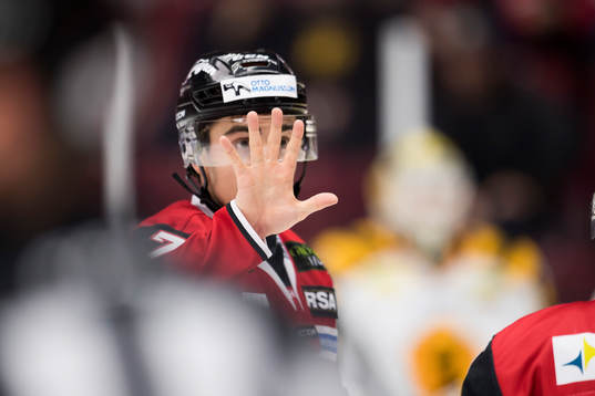 Malmö Redhawks Nils Andersson agerar