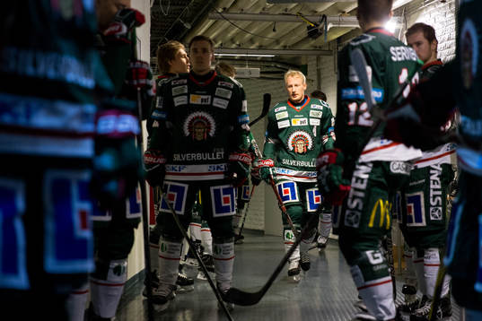 Frölundas Simon Hjalmarsson innan ishockeymatchen i SHL