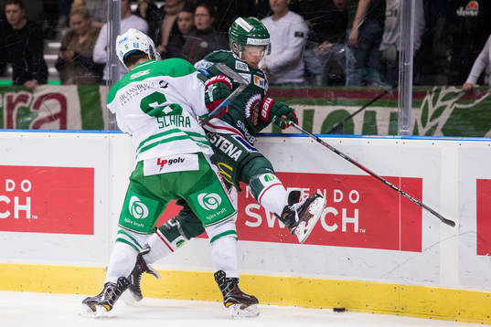 Rögles Craig Schira tacklar Frölundas Max Friberg