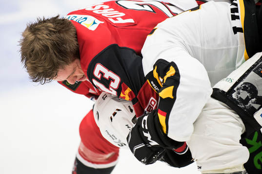 Malmö Redhawks Christoffer Forsberg i slagsmål mot