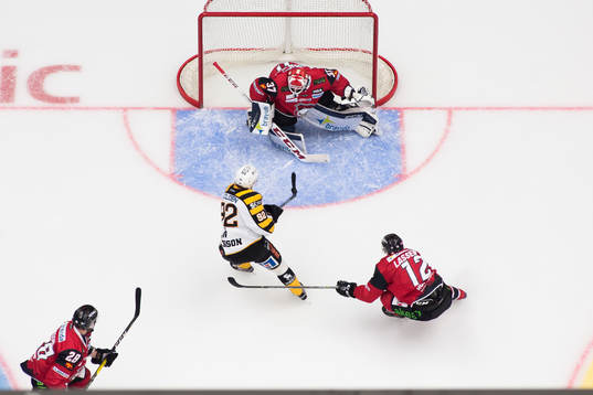 Skellefteås Jesper Olofsson framför Malmö Redhawks