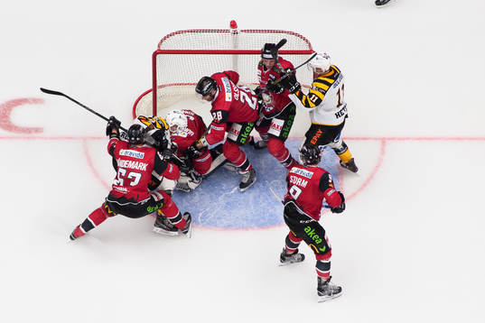 Skellefteås Jesper Olofsson i kamp mot Malmö Redhawks