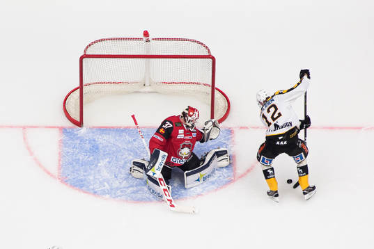 Skellefteås Adam Pettersson  framför Malmö Redhawks