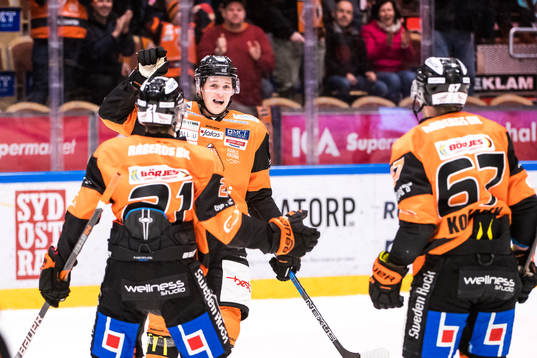 Karlskronas Henrik Törnqvist  jublar
