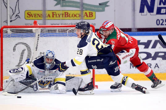 s Anton Bengtsson och målvakt Fredrik Pettersson-Wentzel