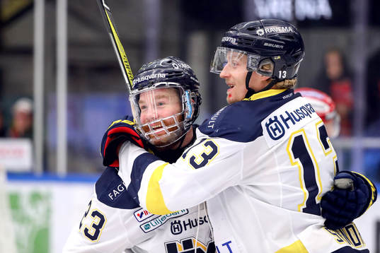 s Robin Figren och Oscar Sundh jublar efter1-3 av Figren