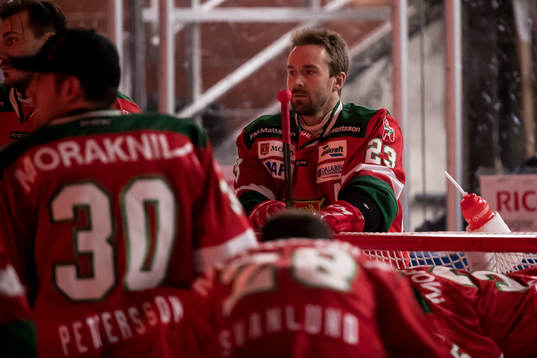 Moras Tomas Skogs  i ishockeymatchen i SHL mellan Mora och