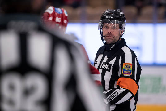 Domare Patrik Sjöberg i ishockeymatchen i SHL mellan Mora